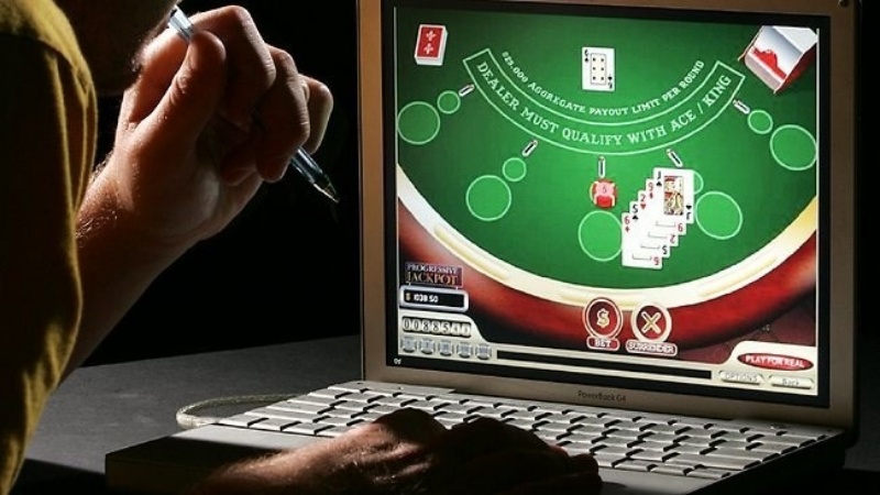 Đánh bạc qua mạng là việc những người chơi thực hiện nạp tiền vào game trực tuyến bằng bất cứ phương thức nào